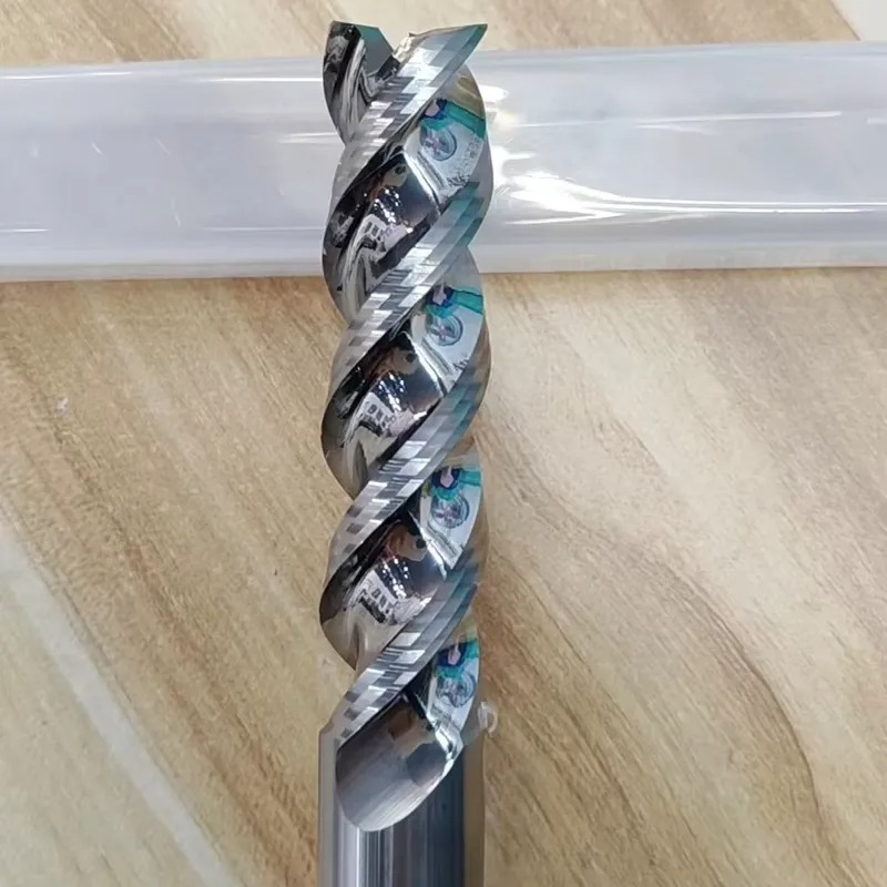 End Mill - アルミニウム合金の切削加工用、3枚刃、高ヘリックス角のエンドミルカッター、硬度HRC65。